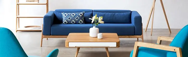 фото белого дивана на синем фоне