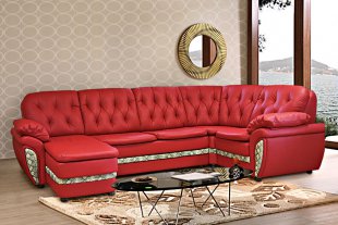 красный диван в комнате